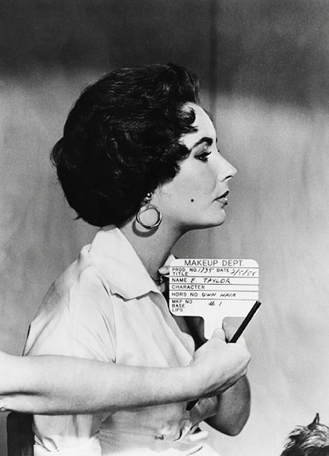 Elizabeth Taylor hair test for ‘Cat on a Hot Tin Roof’ 1958. Elizabeth Taylor Hair, Hair Test, Liz Taylor, Screen Test, Haircut Short, Violet Eyes, Intimate Photos, Tin Roof, Rare Pictures