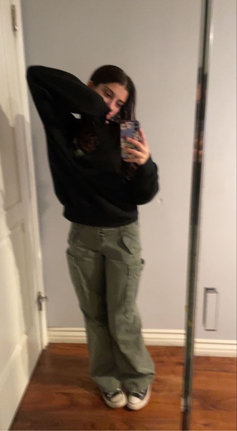 What To Style Green Cargos With, Cargos And Crewneck, Green Cargos Winter Outfit, Outfits To Wear With Green Cargo Pants, Crewneck And Cargo Pants Outfit, Cargos And Converse Outfit, Green Cargo Pants Outfit School, Black Crewneck Outfit Aesthetic, Green Cargos Black Top