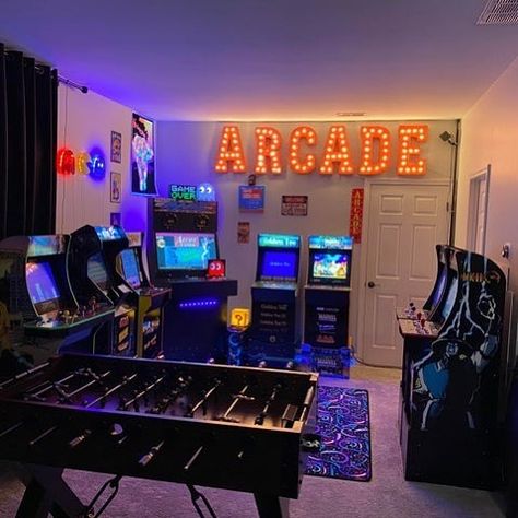 Arcade In House, Arcade At Home, Basement Arcade Room, Arcade Living Room, Arcade Room Aesthetic, Home Arcade Room Ideas, Arcade Room In House, Arcade Room Ideas, At Home Arcade