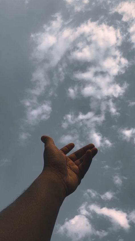 Sky Hand, Shadow Video, Hand Photo, Personal Things, Hand Pictures, Pose Style, Photo Pose Style, Amazing Nature Photos, The Fault In Our Stars