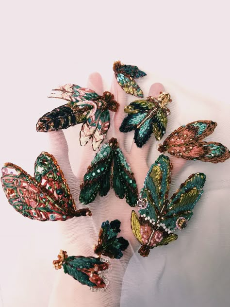 Graceful Figures and Shimmering Peacocks Embroidered on Tulle are Inspired by Haute Couture | Colossal Diy Jeans, Sewing Courses, Motifs Perler, Colossal Art, Couture Embroidery, Modern Crafts, Grunge Look, Thread Painting, Embroidery Inspiration