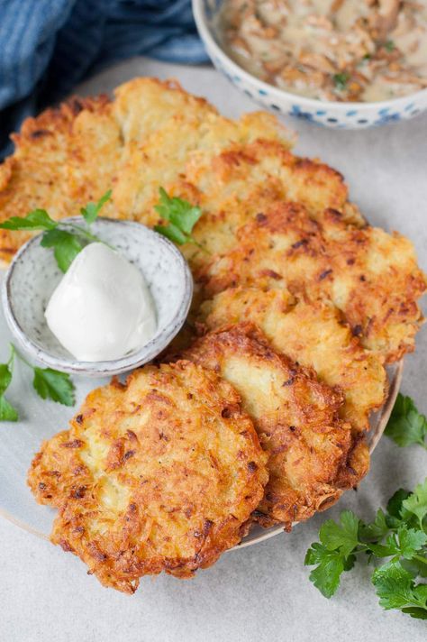 Polish Potato Pancakes (placki ziemniaczane) - Everyday Delicious Best Pierogi Dough Recipe, Easy Potato Pancake Recipe, Polish Potato Pancakes, Potato Pancake Recipe, Potato Pancakes Easy, Crispy Potato Pancakes, Potato Pancakes Recipe, Potatoe Pancake Recipe, Potato Pancake