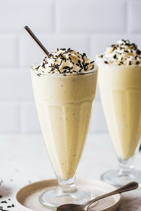 Une boisson glacée ultra gourmande : le Milkshake vanille ! Préparé en 5 minutes avec très peu d'ingrédients, on adore son délicieux goût de vanille et sa texture glacée très rafraîchissante. Une recette qui plaira à toute la famille... Dessert Parfait, Vanilla Milkshake, Dessert Fruit, Mini Blender, Dessert Aux Fruits, Ice Cooler, Milk Shake, Milk Shakes, Corn Dogs