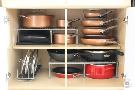 Organiser Cucina, Pot And Pans Organization, Pan Organization, Kabinet Dapur, Kitchen Organization Diy, Diy Kitchen Storage, Kitchen Cabinet Organization, Diy Kitchen Cabinets, Tiny Kitchen