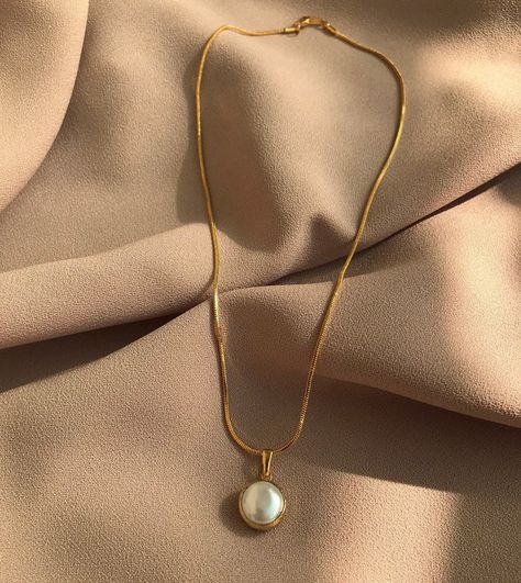 Big Pendent Necklace Gold, Gold Necklace Pearl, Necleses Necklaces Gold, Vintage Pearl Drop Necklace, Gold Pearl Pendant Necklace, Pearl Pendant Designs, Gold Pearl Necklace Wedding, Pendant Photography, Staple Jewelry