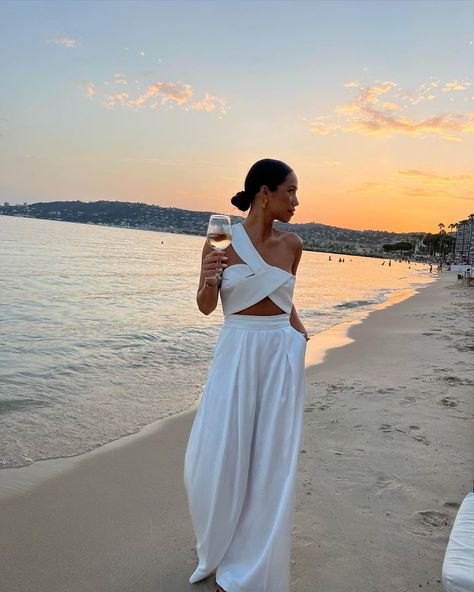 Alle berichten • Instagram White Beach Outfit, Bali Outfit, Dubai Outfits, Greece Outfit, Sunset Dinner, Summer Night Outfit, Vacation Outfits Women, Outfit Dinner, Beach Party Outfits