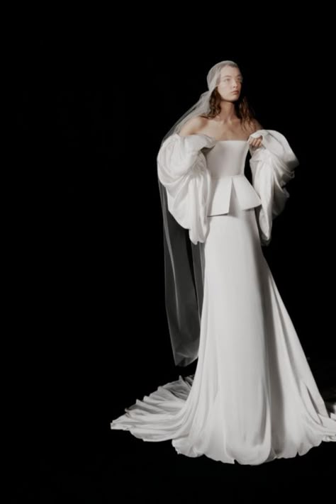 This structural gown by Vera Wang, paired with this interesting take on a juliet-cap veil is reading modern oracle and we love. #halloweeninspo #halloweenbride #halloweenwedding #blackbridaldress #blackweddingdress #darkbride #witchybride #witchybridal Haute Wedding, Vera Wang Bridal, Vera Wang Wedding, Wedding Dresses Vera Wang, Long Sleeve Wedding, Wedding Dress Sleeves, Halloween Wedding, Bride Style, Fall 2022