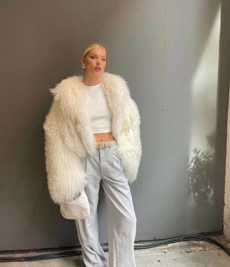 White Fur Jacket Outfit Winter, Shaggy Coat Outfit, White Faux Fur Coat Outfit, White Fur Outfit, White Fur Coat Outfit, Faux Fur Jacket Outfit, Fur Coat Aesthetic, Fur Coat Street Style, Oversized Jacket Outfit