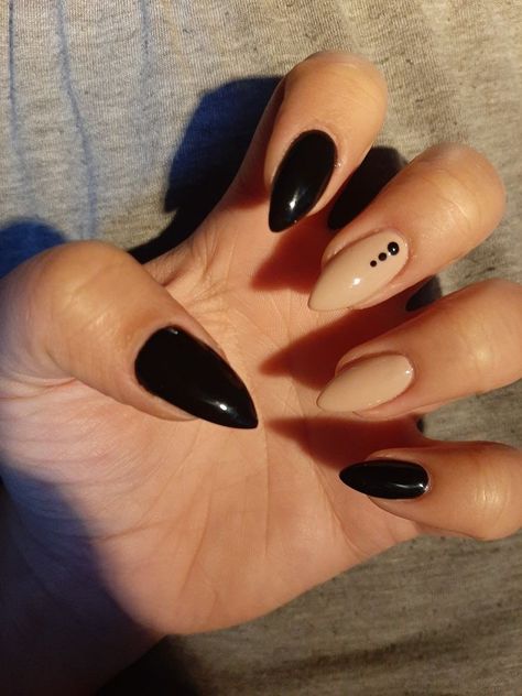 Black Oval Nail Designs, Black Dip Almond Nails, Boho Acrylic Nails Almond, Almond Oval Nails Designs, Simple Almond Nails Black, Black Neutral Nails, Black Boho Nails, Black And Nude Nails Simple, Nude And Black Nails Almond