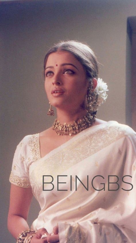 Aishwarya Rai Indian Outfits, Aishwarya Rai White Saree, Aishwarya Rai Movie Looks, Indian Vintage Saree Look, Ashwariya Rai Saree, Retro Saree Look Bollywood, Aishwarya Rai 90s Saree, 90s Saree Look, Aishwarya Rai 90s Outfits