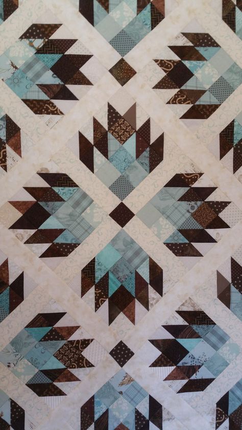 New pattern by MaterialgitlfriendsDouble bear paw. Three sizes 60" square, 90" queen and. 120" king size! Studio Decorating, Southwestern Quilts, Native American Quilt, Southwest Quilts, Bear Paw Quilt, Traditional Quilt Patterns, Triangle Quilts, Quilt Modernen, Work Pictures