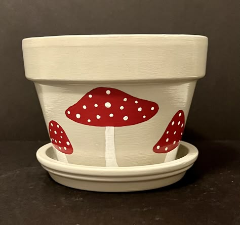 Pot Painting Mushroom, Mushroom Flower Pot Painting, Christmas Plant Pot Ideas, Mushroom Pot Painting, Small Flower Pots Ideas Paint, Flower Pot Mushrooms, Simple Pot Painting, Small Clay Pot Painting Ideas, Pottery Painting Pots & Planters