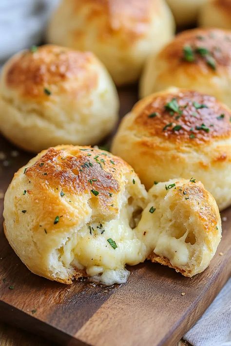 Gooey Mozzarella Biscuit Bombs Mozzarella Stuffed Biscuits, Mozzarella Dough Balls, Mozarella Recipes Dinner, Mozzarella Rolls, Mozzarella Appetizers, Cheese Butter, Buttermilk Biscuits, Bread Rolls, Dessert Drinks