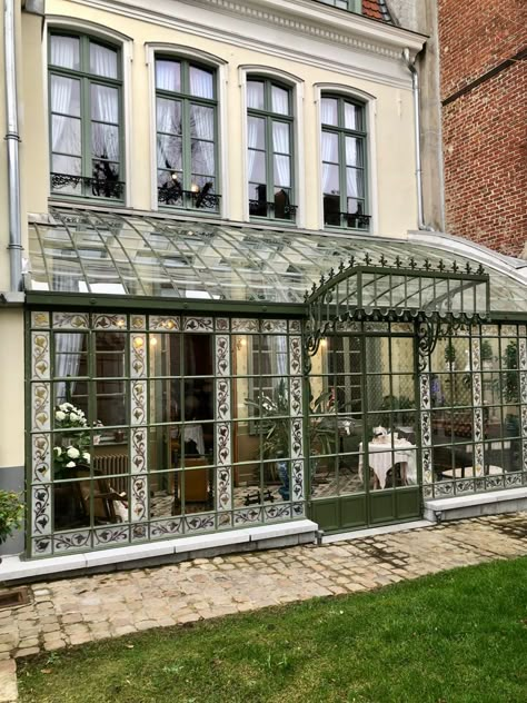 Orangeries Extension, Greenhouse Extension, Door Greenhouse, Extension Veranda, Small House Design Architecture, Glass Porch, Glass House Design, Canopy Glass, Glass Conservatory