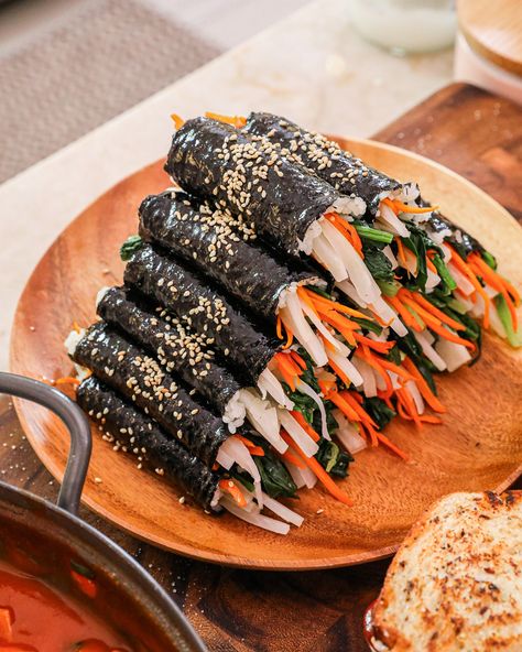 Korean Street Food Sweet, Korean Food Wedding, Korean Street Food Aethstetic, Korean Summer Food, Korean Wedding Food, Mini Kimbap, Korean Food Photography, Korean Picnic, Korean Kimbap