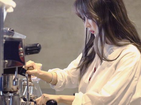 Barista MoonByul Ulzzang Barista, Barista Aesthetic, Barista Outfits, Cafe Barista, Rad Clothes, Dream Music, Mamamoo Moonbyul, Birthday Photoshoot, Woman Crush