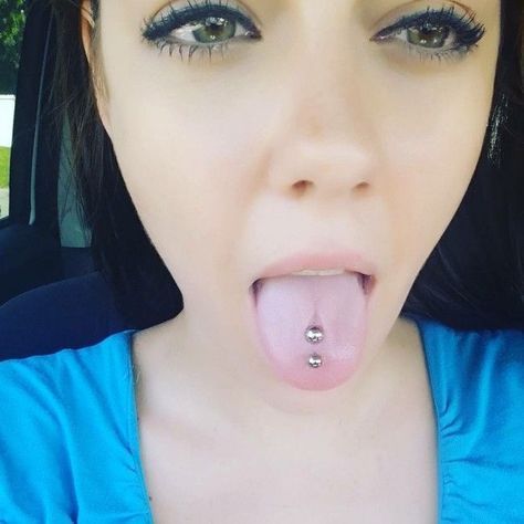 Tongue Piercing Tumblr, Vertical Tongue Piercing, Piercing Alla Lingua, Horizontal Tongue Piercing, Cute Tongue Piercing, Venom Piercing, Spiderbite Piercings, Piercing Girl, Tongue Piercing Jewelry