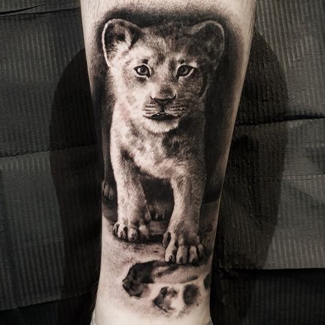 Paw Tattoo Ideas, Lioness And Cub Tattoo, Lion Cub Tattoo, Cub Tattoo, Cat And Dog Tattoo, Big Cat Tattoo, Lion King Tattoo, Cubs Tattoo, Lioness Tattoo