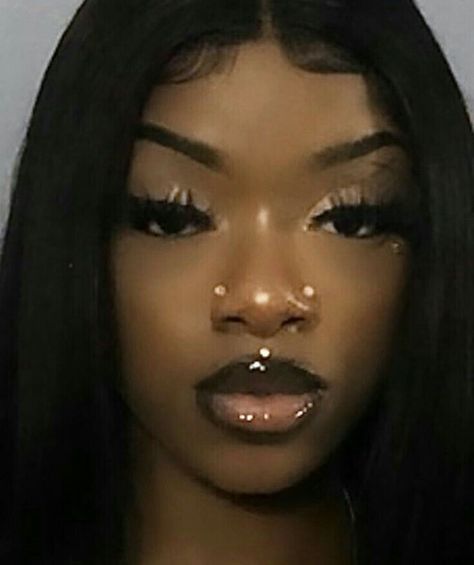 Piercings For Black Women, Y2k Makeup Looks Black Women, Dark Makeup Looks Black Women, Black Eyeshadow Makeup, Eyeliner Smokey, Cute Nose Piercings, Y2k Makeup, Face Piercings, Makeup For Black Skin