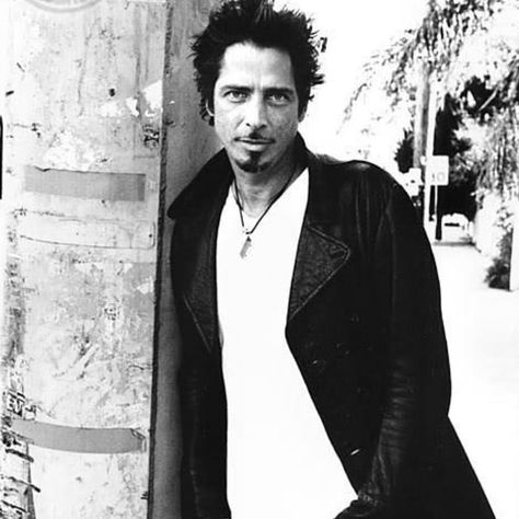 #chriscornell #soundgarden #audioslave #templeofthedog #weloveyouchriscornell #noonesingslikeyouanymore #rosshalfinphoto 🎸🎤🎶 Chris Cornell Music, Say Hello To Heaven, Ross Halfin, Temple Of The Dog, Smiling Man, Cornell University, Eddie Vedder, Alice In Chains, Chris Cornell