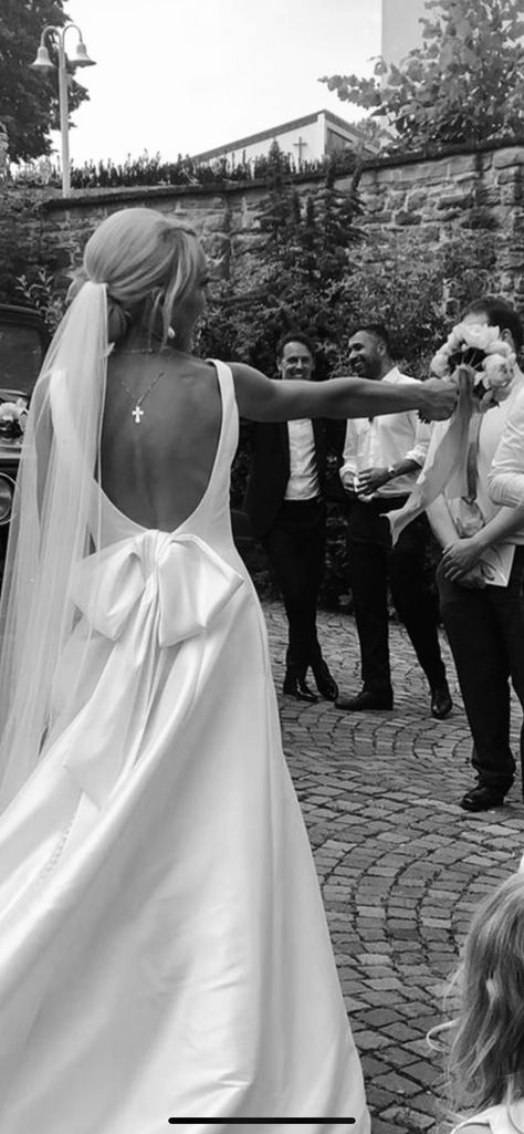 Dresses With Sleeves Elegant, Sleek Wedding Dress, Wedding Dresses Elegant, Simple Elegant Wedding Dress, Wedding Dress Low Back, Plain Wedding Dress, Elegant Wedding Dresses, Timeless Wedding Dress, Bow Wedding Dress