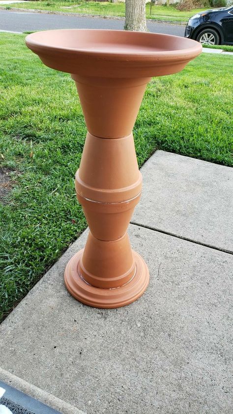 Birdbath Ideas, Bird Baths Homemade, Birdbath Fountain, Terra Cotta Pot Crafts Diy, Diy Bird Bath, Bird Bath Fountain, Bird Bath Garden, Garden Decor Projects, Bird Baths