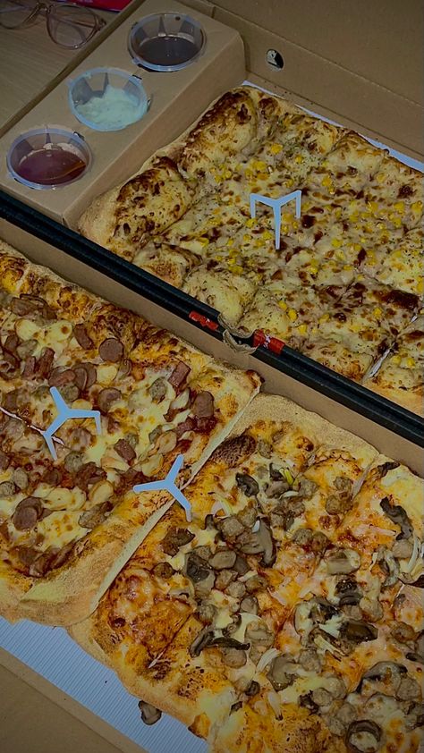 L1MO by Pizza Hut Pizza 1 Meter, Square Pizza, Cheese Food, Pizza Burgers, Pizza Hut, Cheese Recipes, Pizza, Cheese, Collage