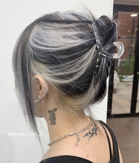 Skunk Hair, Hair Color Underneath, Hair Color Streaks, Hair Streaks, Dyed Hair Inspiration, Pretty Hair Color, Hair Stylies, Dye My Hair, Hair Dye Colors