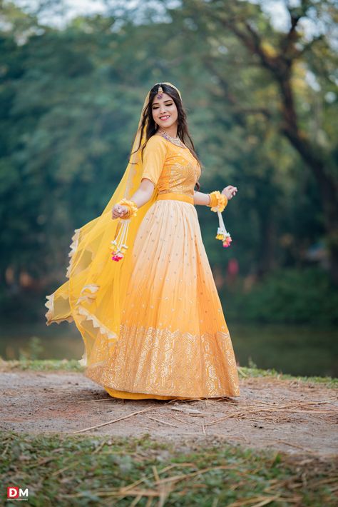 Girly Photography Wedding, Haldi Ceremony Outfit Girl, Haldi Girl, Haldi Pic, Bengali Bride Reception Look, Haldi Pose, Haldi Shoot, Mangala Snanam, Haldi Photography