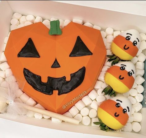 Halloween Breakable Chocolate, Halloween Dessert Box Ideas, Halloween Treat Boxes Ideas Sweets, Halloween Breakable Heart, Halloween Strawberries, Breakable Heart Ideas, Smash Chocolate, Halloween Strawberry, Halloween Chocolate Covered Strawberries