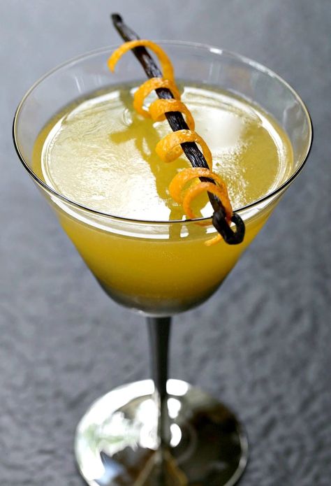 Orange Blossom Vodka Martini - Mantitlement Vodka Martini Recipe, Sweet Martini, Martini Recipes Vodka, Orange Vodka, Lemon Drop Martini, Martini Bar, Classic Cocktail Recipes, Martini Recipe, Orange Blossom Water