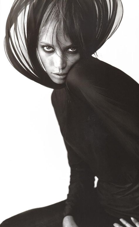 Christy Turlington by Mario Testino Magazine Vogue, Mario Testino, Glamour Shots, Linda Evangelista, Christy Turlington, White Photo, Strike A Pose, Editorial Photography, Black And White Photography