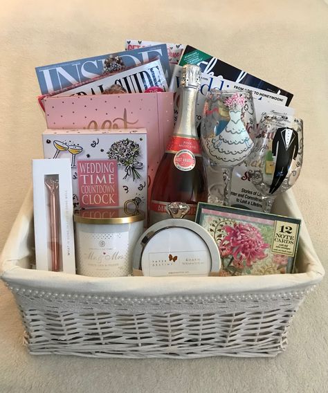 Engagement Basket For Bride, Engagement Present Ideas For Best Friend, Engagement Gift Ideas For Best Friend, Engagement Basket Ideas, Bridal Shower Basket Ideas, Engagement Gift Basket, Wine Engagement Gift, Engagement Basket, Engagement Gift Baskets