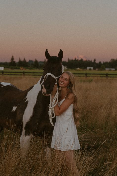 Graduation Horse Photoshoot, Cute Horse Pictures Ideas Photo Shoot, Horse Field Photoshoot, Pics With Horses Photo Ideas, Senior Picture Horse, Western Pics Photo Ideas, Senior Photos With Horses Picture Ideas, Senior Picture Ideas Western Boho, Fall Western Senior Pictures