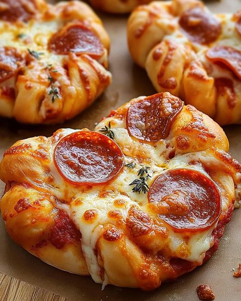 Pizza Knots, Oven Food, Dinner Snacks, Food To Eat, Food Babe, Provolone Cheese, Yummy Comfort Food, Italian Cooking, Egg Wash