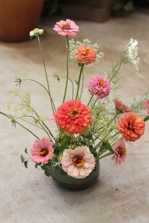 Zinnia Bouquet, Zinnia Garden, Zinnia Flower, Growing Dahlias, Zinnia Flowers, Gerbera Daisies, Flower Vase Arrangements, Flower Farmer, Cut Flower Garden