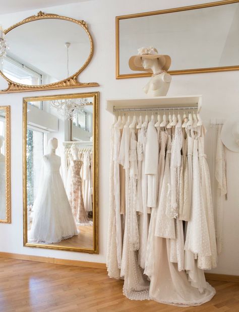 Bridal Store Decor, Fashion Design Workspace, Zimmerman Store, Bridal Room Ideas, Small Bridal Boutique, Boutique Interior Ideas, Bridal Suite Room, Dress Showroom, Bridal Shop Interior