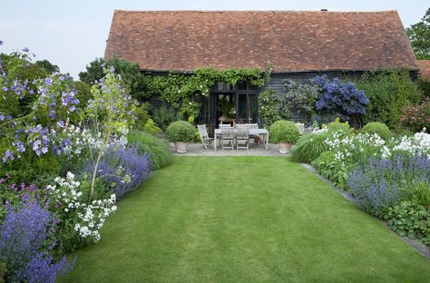 Tom Stuart Smith, Jardim Diy, English Country Gardens, Pergola Patio, Garden Borders, Gorgeous Gardens, Garden Cottage, Country Gardening, Back Garden