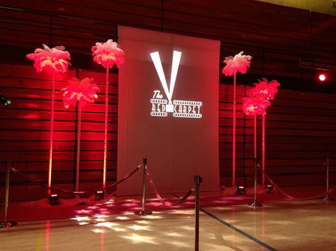 Red carpet with feather trees Birthday Themes For Teens, Red Carpet Party Decorations, Birthday Red Carpet, Red Carpet Birthday Party, Red Carpet Birthday, Red Carpet Sweet 16, Red Carpet Theme Party, Deco Cinema, Red Carpet Entrance