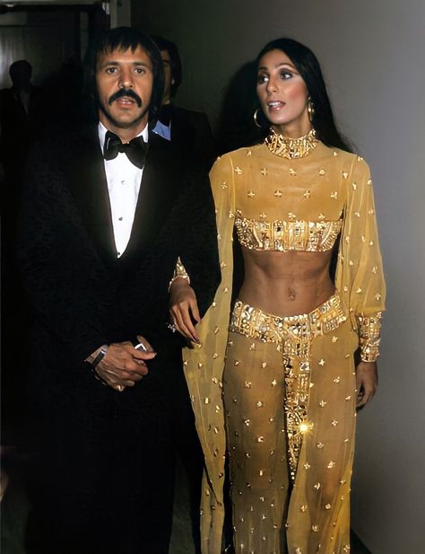 Oscars 1973 with Sonny Cher Fashion, Cher Looks, Sonny Bono, Cher Costume, Popular Music Artists, Black Music Artists, Look Disco, Sonny And Cher, Sonny Cher