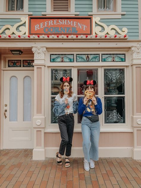 The Best Instagram Spots in Disneyland and California Adventures Wear To Disney World, What To Wear To Disney, Europa Park, Disneyland Photos, Cute Disney Outfits, Disney Photo Ideas, Disney World Outfits, Disneyland Pictures, Disneyland Outfits