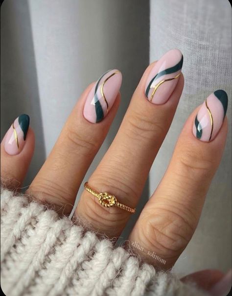 Classy Nails With Green, Nails Inspiration Emerald Green, Classy Emerald Green Nails, Dark Green Nail Designs Short, Dark Emerald Green Nails Design, Gel Nails Green And Gold, Emerald Green Nails And Gold, Dark Emerald Green Nails With Gold, Emerald Green Nail Ideas Short