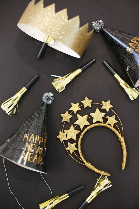 New Years Decoration Ideas Diy, New Years Hats Diy, New Year’s Decorations, Decoracion Happy New Year, New Years Diy Decorations, Newyear Decoration Ideas, New Year Ideas Decoration, New Year Backdrop Ideas, New Years Decoration Ideas