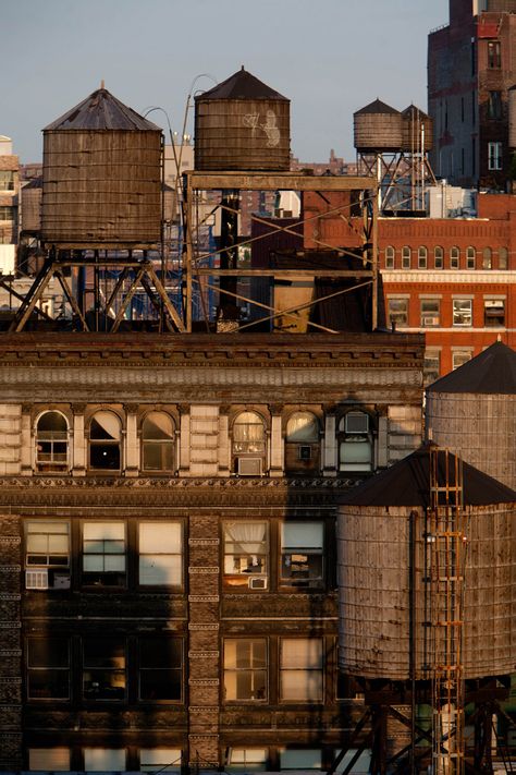 Peter Parker Aesthetic, Parker Aesthetic, New York Buildings, Water Towers, Creation Photo, New York Vintage, Flatiron Building, Water Tanks, Building Roof