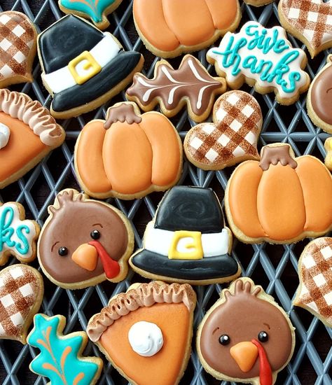 Mini Thanksgiving Cookies Decorated, Thanksgiving Mini Cookies Decorated, Thanks Giving Cookie Decorating, Thanksgiving Mini Cookies, Mini Thanksgiving Cookies, Sugar Cookies Thanksgiving, Royal Icing Thanksgiving Cookies, Thanksgiving Cutout Cookies, Thanksgiving Cookies Decorated Easy