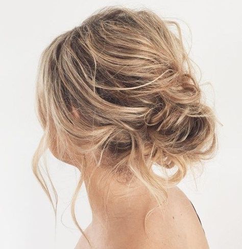 Messy Updo for Mid-Length Fine Hair #mediumfinehairstyles Updo Cabello Natural, Updo Casual, Medium Fine Hair, Loose French Braids, Teased Hair, Messy Updo, Up Dos For Medium Hair, Updos For Medium Length Hair, Low Bun