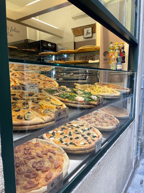 pizza slices italy venice delicious food aesthetic New York Pizza Shop, Pizza Shop Aesthetic, Pizzaria Aesthetic, Pizza Shop Design, Pizzeria Aesthetic, Papas Games, Pizza Stand, Pizza Display, Pizza Italy