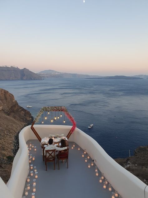 Greece Proposal Santorini, Wedding Private Dinner, Greece Proposal, Suprise Proposal, Hexagonal Table, Table With Chairs, Private Dinner, Themed Dinner, Oia Santorini