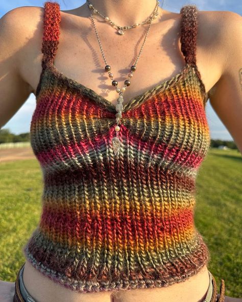 Lil Top, Hippie Crochet, Crochet Design Pattern, Crochet Clothing And Accessories, I'm With The Band, Fun Crochet Projects, Diy Crochet Projects, Knit Outfit, Amelie