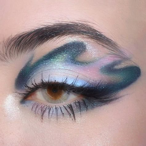 Aurora Borealis Makeup Look, Northern Lights Makeup Look, Northern Lights Outfit, Aurora Borealis Makeup, Northern Lights Makeup, Northern Lights Fashion, Zooey Electra, Ice Makeup, Eye Ideas